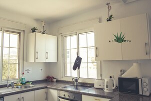 Frigorífico grande, microondas, horno y placa de cocina