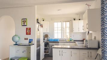 Full-sized fridge, microwave, oven, stovetop