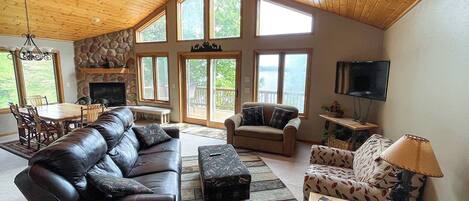 Una Smart TV, una chimenea, un reproductor de DVD