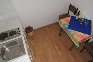 Refrigerador, parrilla de estufa y utensilios de cocina