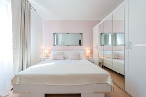 1 soverom, strykejern/-brett, internettilgang og sengetøy