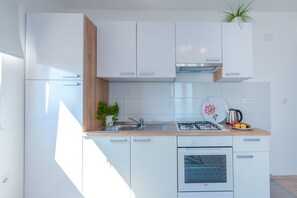 Kjøleskap, mikrobølgeovn, ovn og kokeplater