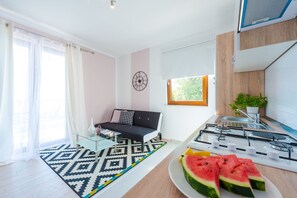 Frigorifero, microonde, forno, piano cottura