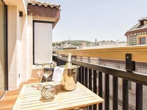 Outdoor dining - ChezmoiHomes Luxury Alhambra Penthouse Collection Comares (granada)