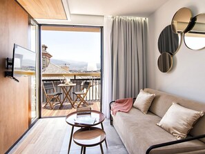 TV - ChezmoiHomes Luxury Alhambra Penthouse Collection Comares (granada)