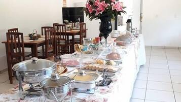 Café da manhã com buffet grátis todos os dias