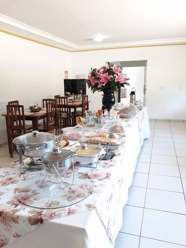 Café da manhã com buffet grátis todos os dias