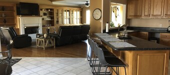 Maison de style familial à un niveau avec une touche moderne sur un terrain d'un acre et très agréable.