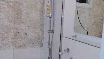Apartment, 2 Bedrooms, Mountain View (Ghurub) | Bathroom | Shower, towels