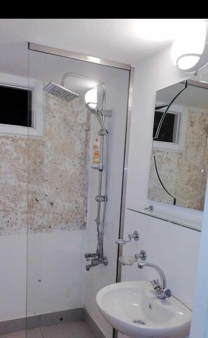 Appartement, 2 slaapkamers, uitzicht op bergen (Ghurub) | Badkamer | Een douche, handdoeken