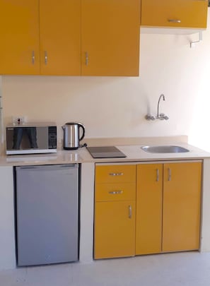 Apartamento de diseño, 2 habitaciones, vistas a la montaña (Shuruk) | Cocina privada | Frigorífico, microondas, placa de cocina y cafetera o tetera