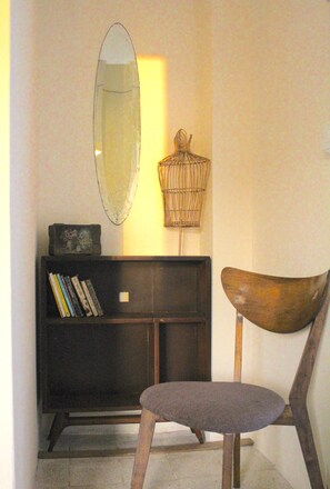 Apartamento de diseño, 2 habitaciones, vistas a la montaña (Shuruk) | Zona de estar | Una televisión de pantalla plana