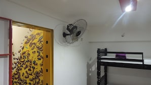 Iron/ironing board (on request), WiFi (free), bed sheets - Deck Hostel (São Paulo)