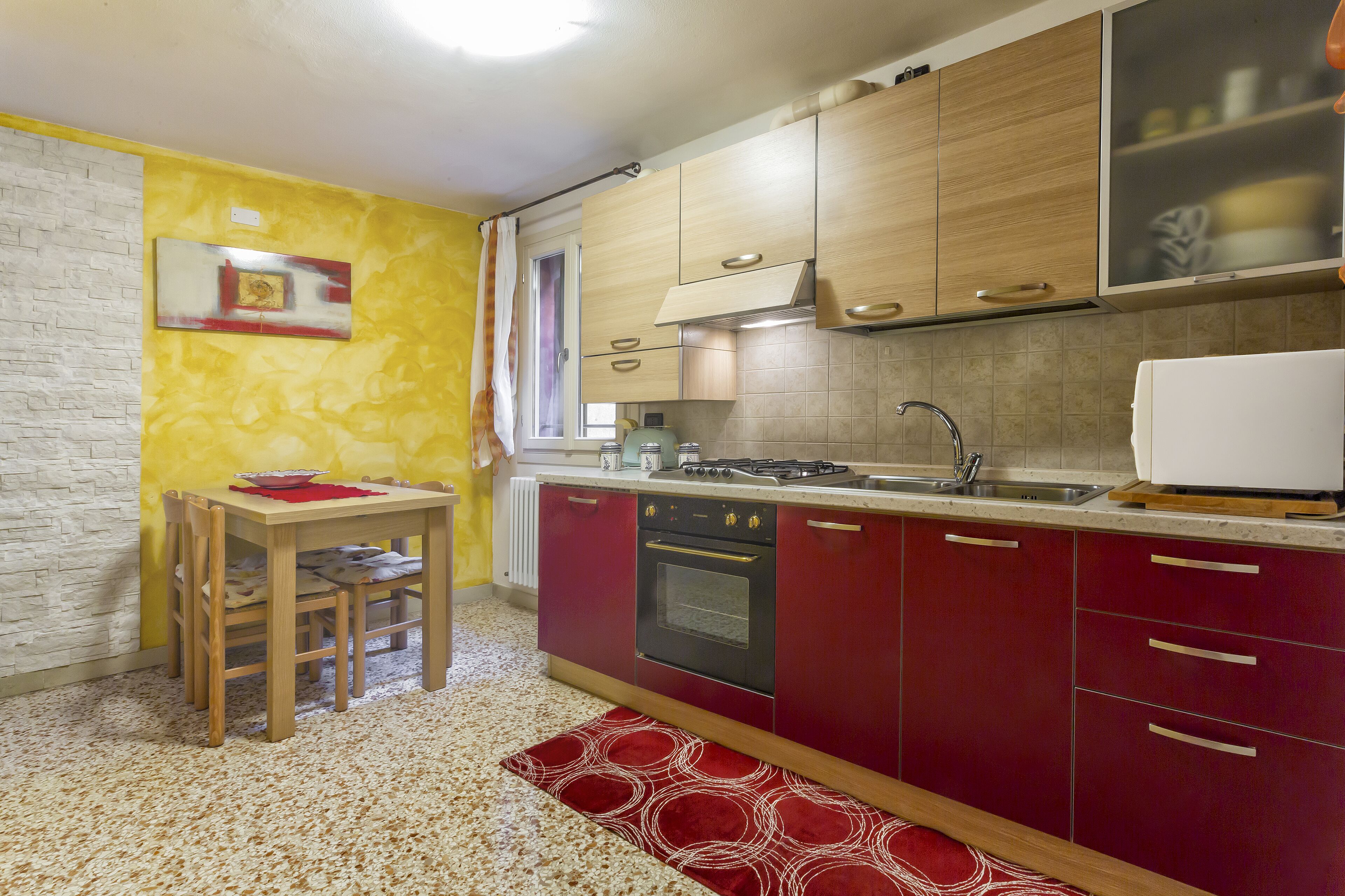 Apartamento, 2 quartos | Cozinha privada | Geladeira grande, cooktop, talheres/pratos/utensílios de cozinha