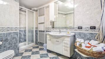 Departamento, 2 habitaciones | Baño | Regadera, amenidades de baño gratuitas, secadora de cabello, bidet