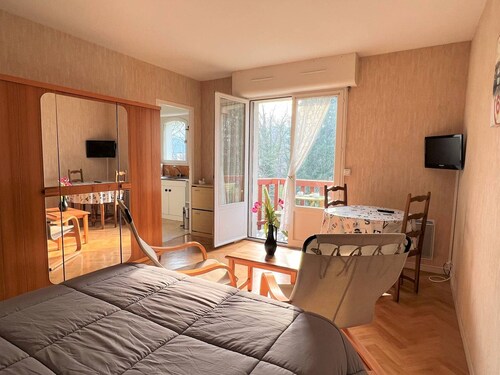Cambo-les-Bains: Bright T1 Bis with balcony, parking, pets allowed