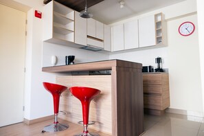 Frigorífico grande, microondas, horno y placa de cocina