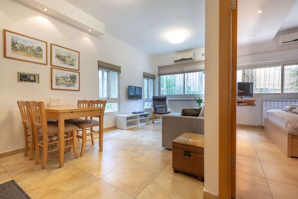 TV - This ground floor one bedroom Apt is a perfect rental with just a few stairs (Jerusalem)