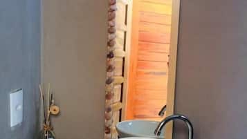 Douche, articles de toilette gratuits, sèche-cheveux