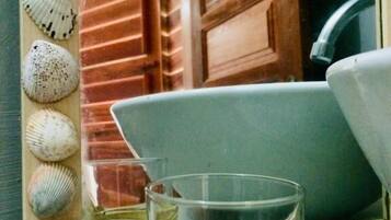 Buồng tắm vòi sen, đồ dùng nhà tắm miễn phí, máy sấy tóc, khăn tắm