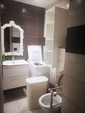 Douche, sĂšche-cheveux, serviettes fournies, papier toilette
