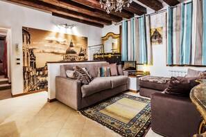 Appartement, 2 chambres, sauna | Coin séjour | Télévision à écran plat