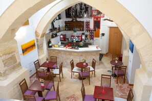 Daily continental breakfast (EUR 10 per person)