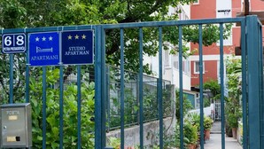 Ein verschlossenes Tor zu einem Wohnhaus mit Schildern, auf denen '68 Petra Preradovića' und 'Studio Apartment' stehen.