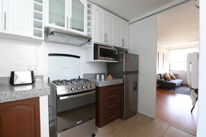 Appartement, 3 slaapkamers | Privékeuken | Een koelkast met diepvriezer, een microgolfoven, een oven, een kookplaat