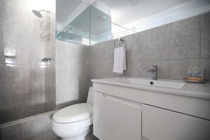 Appartement, 3 chambres | Salle de bain | Douche, articles de toilette gratuits, serviettes fournies