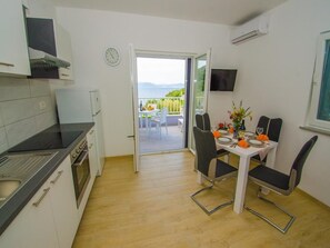 Fridge, oven, stovetop, toaster - Apartments Vesela - Comfort One Bedroom Apartment with Balcony and Sea View (Janjina)