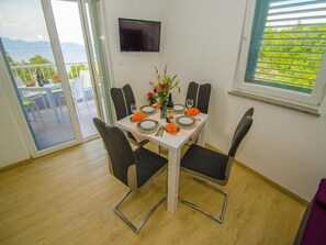 Dining - Apartments Vesela - Comfort One Bedroom Apartment with Balcony and Sea View (Janjina)