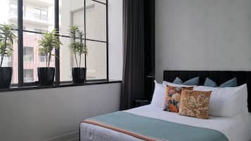 1 quarto, escrivaninha, cortinas blackout, ferros/tábuas de passar roupa