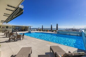 Indoor pool, outdoor pool - Snazzy Downtown Studio by Sky Tower with Rooftop Pool (Auckland)