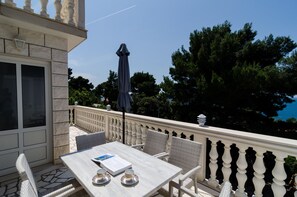 Outdoor dining - Apartments Villa Dingač-Borak - Comfort Two-Bedroom Apartment with Balcony (Potomje)