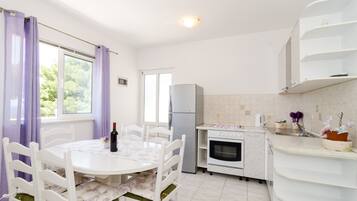 Fridge, oven, stovetop, cookware/dishes/utensils