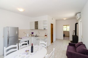 Fridge, oven, stovetop, cookware/dishes/utensils - Apartments Villa Dingač-Borak - Comfort Two-Bedroom Apartment with Balcony (Potomje)