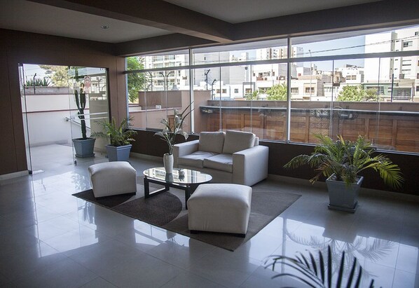 Lobby sitting area - Cozy apartment with amazing ocean views (Lima)