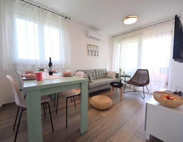 Appartement, 2 chambres, balcon (A5) | Restauration dans la chambre
