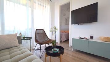 Apartment, 2 Schlafzimmer, Balkon (A5) | Wohnzimmer | Flachbildfernseher