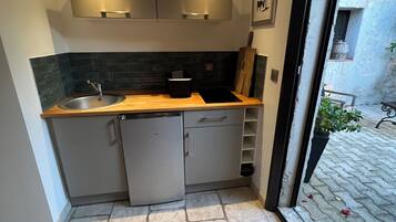 Een koelkast, een microgolfoven, een kookplaat