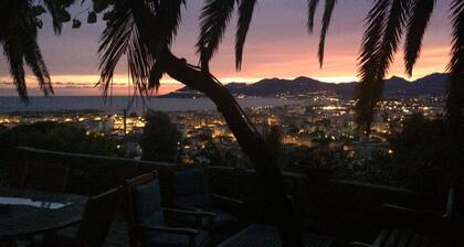 Joli studio au calme sur les hauteurs de Cannes Ă 10 mn de la croisette.