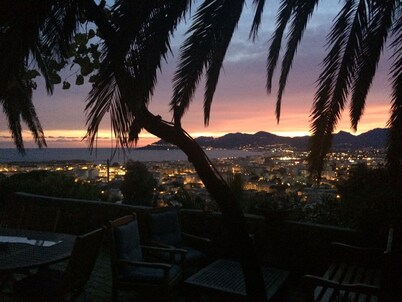 Pretty studio with calm on the heights of Cannes, 10 minutes from the Croisette.