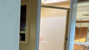 Una habitació amb un lucern, un llit i una escala de fusta.