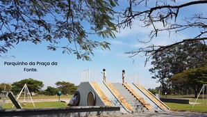 A park with a unique staircase structure and a playground area. - House with heated pool. Santa Bárbara Resort Residence #casadecampo131 (Águas de Santa Bárbara)
