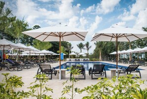 Una piscina al aire libre, una piscina climatizada