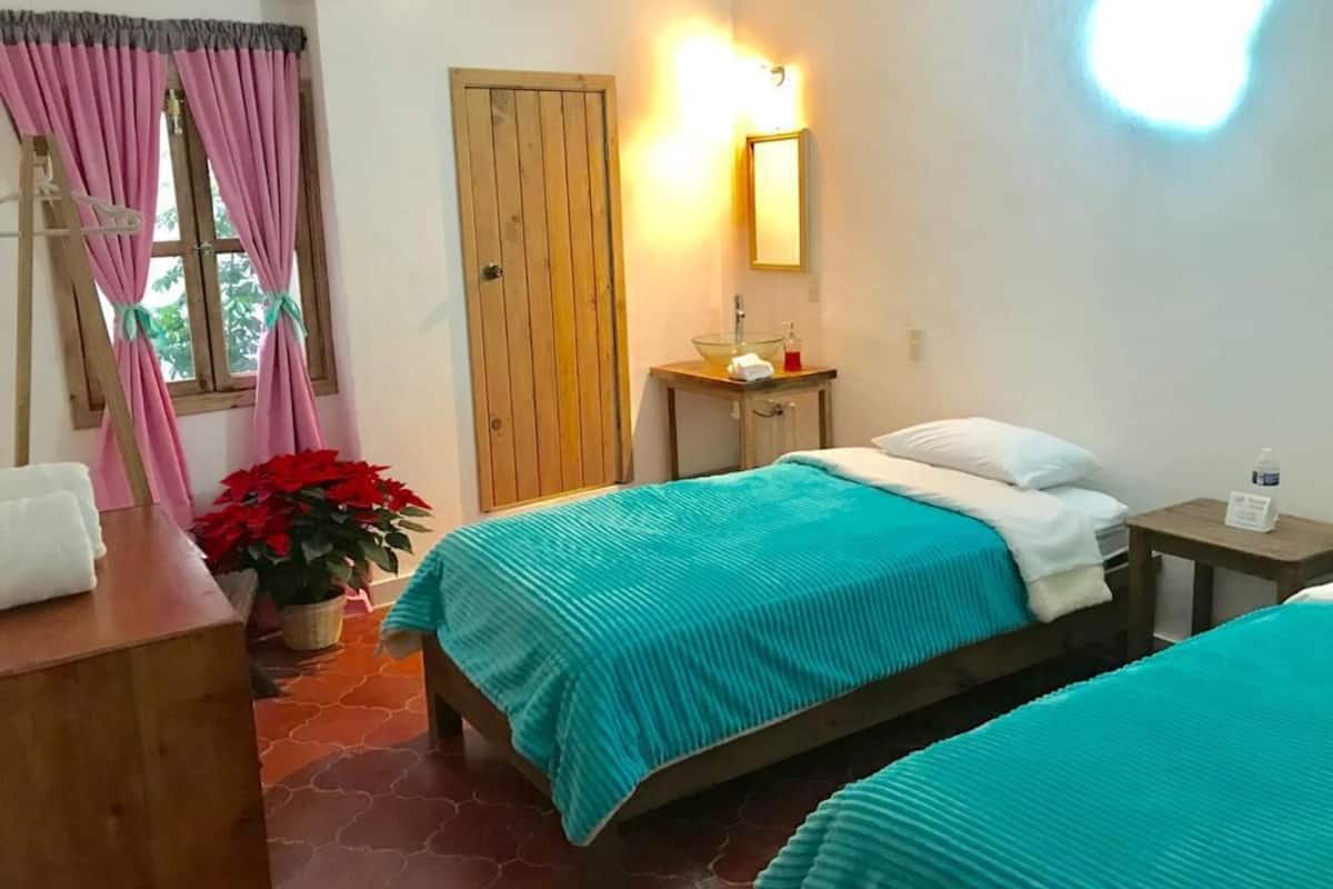 Habitación doble, baño privado (2 beds) | Caja de seguridad en la habitación y decoración personalizada