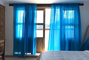 Quarto, 1 cama King, vista para a montanha | Cofres nos quartos, individualmente decorados
