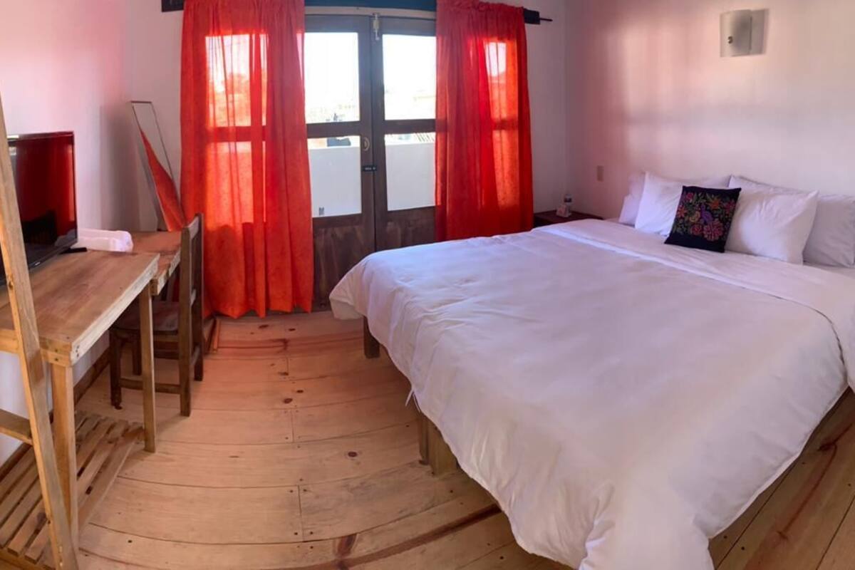 Chambre, 1 très grand lit, vue montagne