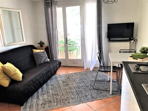TV, books - Romantic apartment 2 rooms 150m beach in villa, terrace, garden, private parking (Hyères)